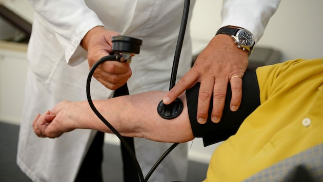 Wie komme ich zu einem Arzt? Diese immer schwieriger zu beantwortende Frage treibt auch den Blutdruck hoch. (Bild: APA/dpa/Bernd Weissbrod)