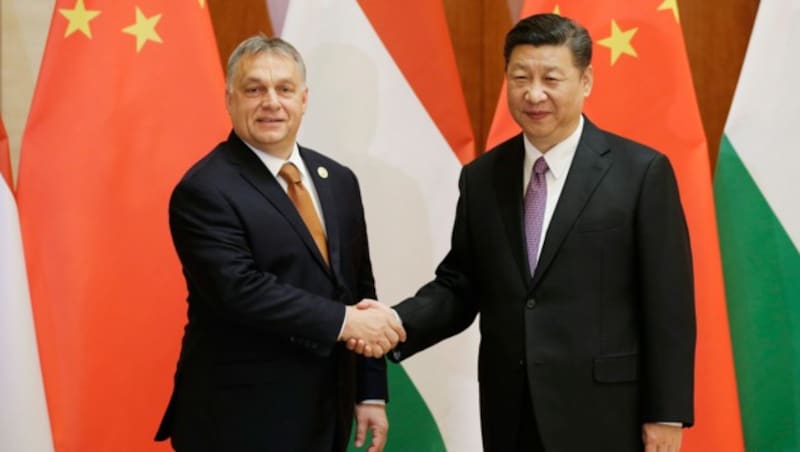 In den letzten Jahren hat die ungarische Regierung die Handelsbeziehungen zu China massiv ausgebaut. Im Bild: Orban mit Staatspräsident Xi Jinping (Bild: AFP)