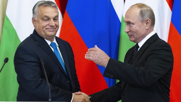 Ungarns Ministerpräsident Viktor Orban pflegt zu Wladimir Putin noch immer ein recht gutes Verhältnis und hat bereits in den vergangenen Monaten mehrfach Strafmaßnahmen torpediert. (Bild: APA/AFP/POOL/Alexander Zemlianichenko)