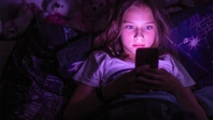 Auch in der Nacht greifen viele Kinder schon zum Smartphone. (Bild: stock.adobe.com)