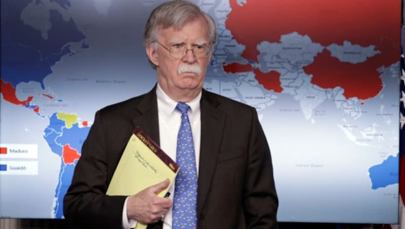 Viele Beobachter glauben nicht an ein Versehen des Nationalen Sicherheitsberaters John Bolton, sondern vielmehr an eine weitere indirekte Drohung der Regierung Trumps. (Bild: AP)