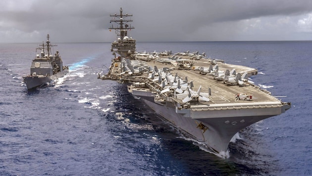 Der Flugzeugträger USS Ronald Reagan (re.) nimmt an dem Manöver teil. (Bild: AFP)
