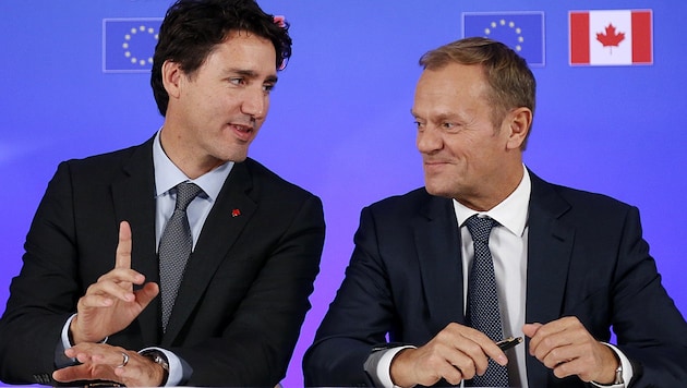 Kanadas Premier Justin Trudeau und EU-Ratspräsident Donald Tusk im Herbst 2016 nach der Unterzeichnung des CETA-Vertrags (Bild: AFP)