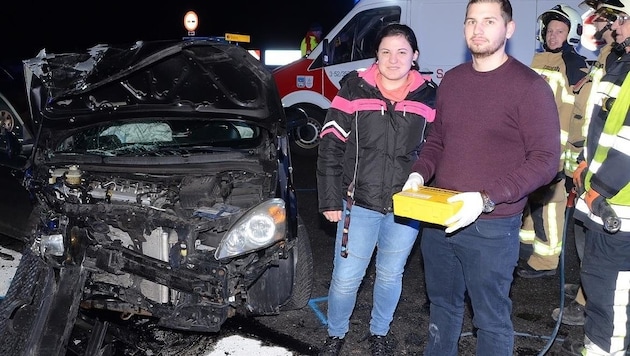 Melanie Schebesta und Daniel Nowak leisten nach dem Unfall auf der B16 beherzt Erste Hilfe. (Bild: Monatsrevue/Lenger Thomas)