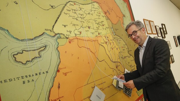 Museumsdirektor Thorsten Sadowsky mit der Karte des Anstoßes, die „Kurdistan“ zeigt. (Bild: Tschepp Markus)