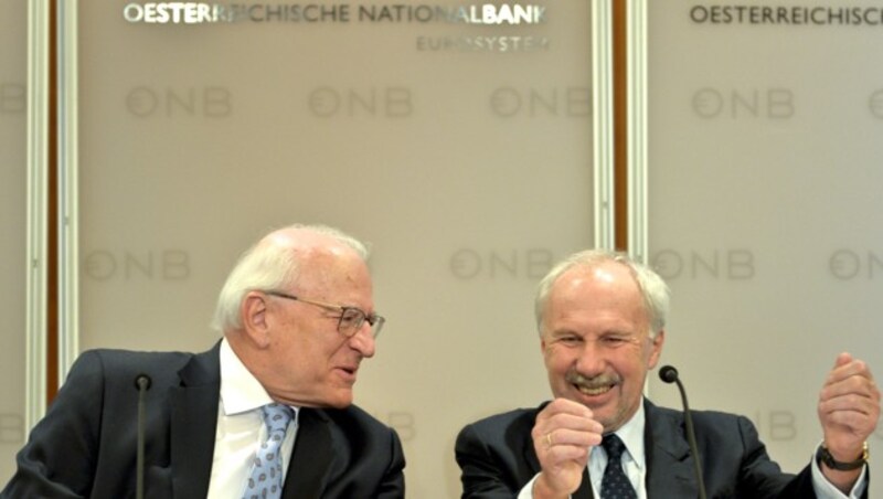 OeNB-Gouverneur Ewald Nowotny (rechts) und der frühere Nationalbank-Präsident Claus Raidl (Bild: APA/HERBERT NEUBAUER)