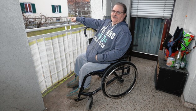 Bernhard Schmelzer (51) ist enttäuscht: Sein Zweit-Rollstuhl wurde vom Balkon gestohlen. Der Alltag ist jetzt noch schwerer zu bewältigen. (Bild: Juergen Radspieler)