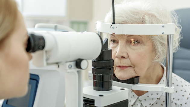Untersuchungen beim Augenarzt sind vor allem mit fortschreitenden Lebensjahren wichtig. (Bild: YakobchukOlena/stock.adobe.com)