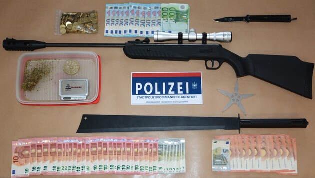 Cannabiskraut, Suchtmittelutensilien, Drogengeld und verschiedenste Waffen wurden in der Wohnung des Klagenfurters sichergestellt. (Bild: LPD Kärnten)