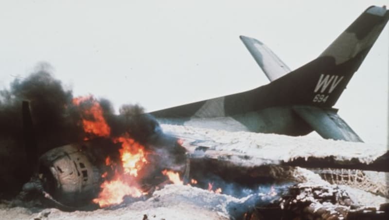 Ein brennendes Militärflugzeug der US-Streitkräfte während der berühmten Schlacht um Khe Sanh (Bild: AFP)
