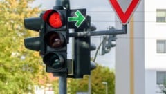 Eine Mopedlenkerin musste stark bremsen, da das Auto vor ihr plötzlich abbiegen wollte. (Symbolbild) (Bild: © SZ-Designs - stock.adobe.com (Symbolbild))