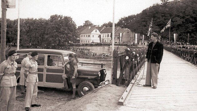 1952 eröffnen britische Soldaten eine Behelfsbrücke über die Mur bei Bad Radkersburg (Bild: Foto Bund Radkersburg, MiaZ – Museum im Alten Zeughaus, Bad Radkersburg)