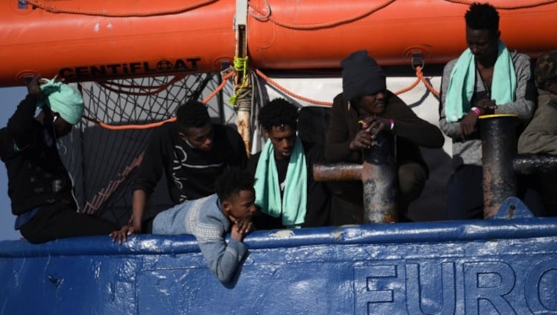 Migranten auf der Sea-Watch 3 (Bild: ASSOCIATED PRESS)