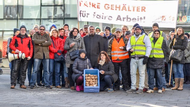 Die Dienstags-Demo in Linz für faire Gehälter in der privaten Sozialwirtschaft. (Bild: Markus Wenzel)