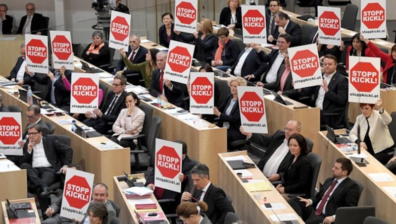 SPÖ-Abgeordnete im Plenarsaal (Bild: APA/ROLAND SCHLAGER)