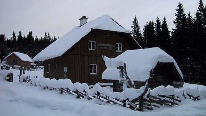 Die Schutzhütte am Hauereck liegt derzeit im Winterschlaf. Josef Lehofer übergab den Betrieb bereits an Tochter Barbara, die derzeit neue Pächter sucht. Das könnte aber schwierig werden, weil die Auslastung durch den nahen Windpark Steinriegel zurückgegangen ist. (Bild: Lehofer/zVg)