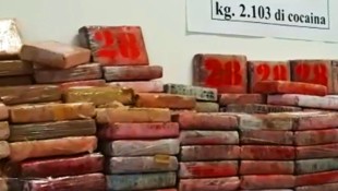 Die Polizei in Genua präsentierte eine geballte Ladung konfisziertes Kokain. (Bild: AFP)