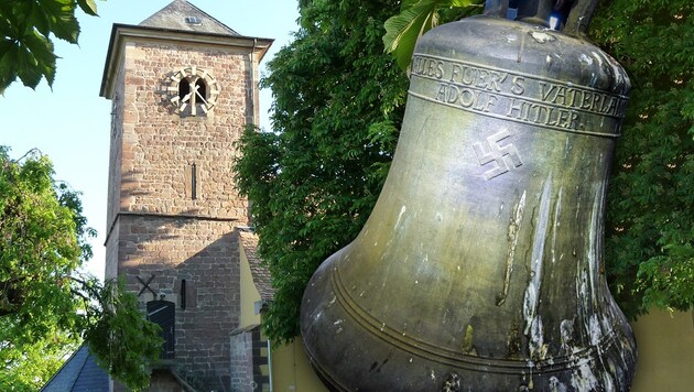Diese Hitler-Glocke hängt seit 1934 in der protestantischen Kirche von Herxheim am Berg. (Bild: APA/AFP/dpa/Uwe Anspach, wikipedia.org/Immanuel Giel, krone.at-Grafik)