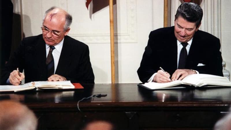 Der sowjetische Staats- und Parteichef Michail Gorbatschow und US-Präsident Ronald Reagan hatten 1987 alle Mittelstreckenrakete in Europa abgeschafft. (Bild: White House Photographic Office)