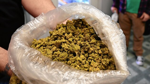 20 Kilo getrocknetes Cannabiskraut (Symbolbild) wurden sichergestellt. (Bild: AFP or licensors)