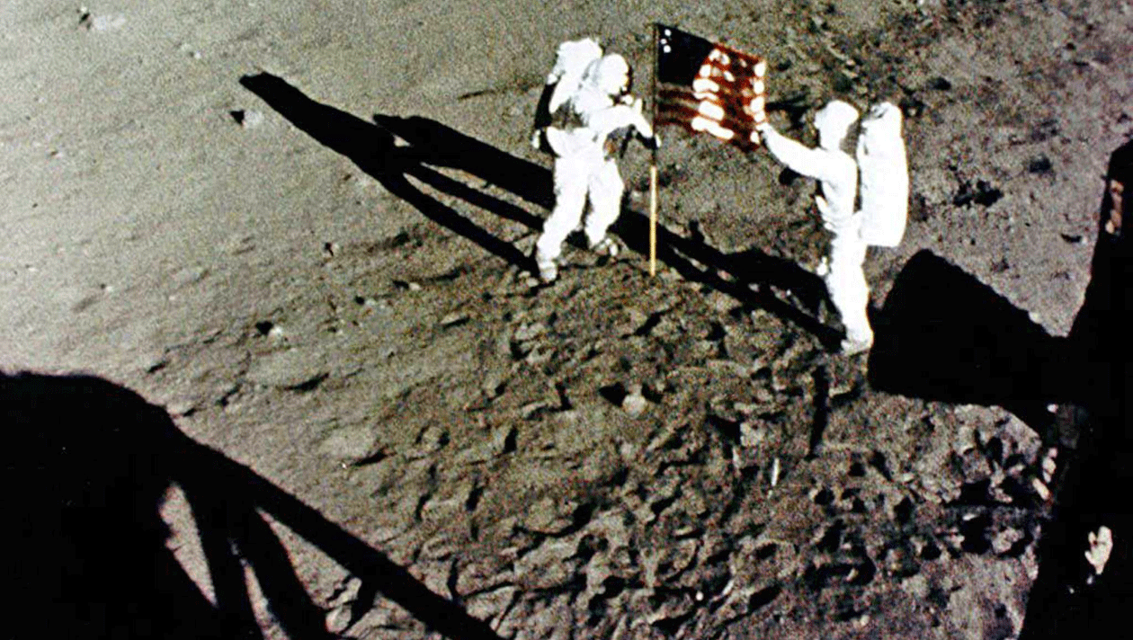 20. Juli 1969: Neil Armstrong und Buzz Aldrin hissen die US-Flagge auf dem Mond. (Bild: APA/dpa)