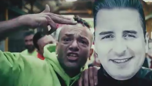 Der Rapper Kroko Jack formt mit seiner Hand eine Pistole und „schießt“ damit auf Gabalier. (Bild: youtube.com)