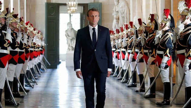 Zur Politik von Präsident Emmanuel Macron gehört auch die Inszenierung, wie hier im Schloss Versailles. (Bild: APA/AFP/POOL/CHARLES PLATIAU)