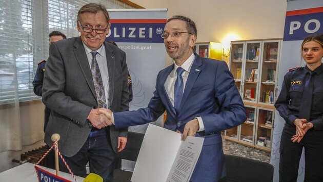 Innenminister Herbert Kickl und Bürgermeister Sebastian Schönbuchner. (Bild: Tschepp Markus)