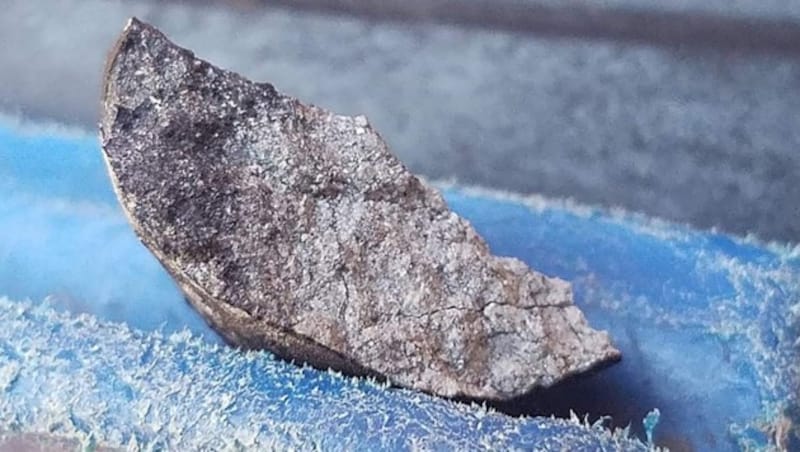 Der Meteorit zerbrach beim Eintritt in die Erdatmosphäre in mehrere Teile. (Bild: AFP)