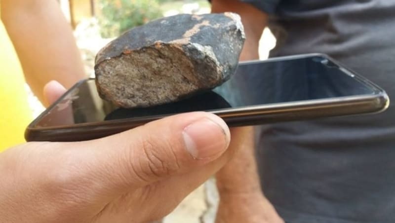 Ein kleinerer Teil des Meteoriten (Bild: AFP)