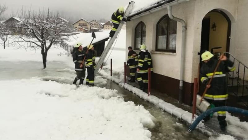 In Dellach im Gailtal musste von der Feuerwehr ein Keller eines Wohnhauses ausgepumpt und weiteres Eindringen von Wasser verhindert werden. (Bild: FF Dellach im Gailtal)