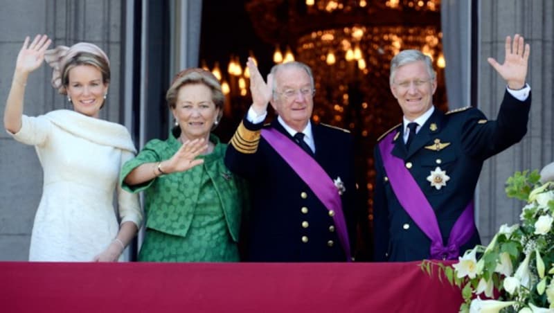 Belgiens Königin Mathilde, Ex-Königin Paola, Ex-König Albert II. und König Philippe (Bild: AFP)