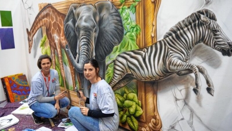 Anja und Melanie hatten kreative Tipps für die Zukunft auf Lager. Ihr Airbrush wurde sehr bewundert. (Bild: Elisabeth Nachbar)