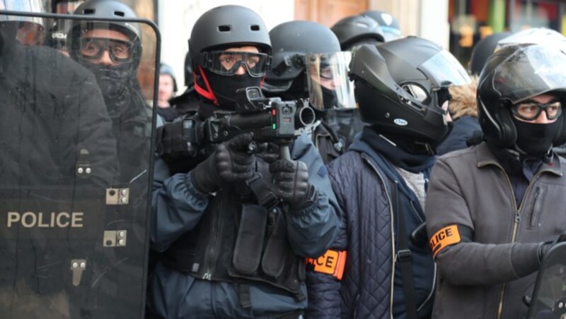 Die Proteste werden von der Polizei genau dokumentiert. (Bild: AFP)