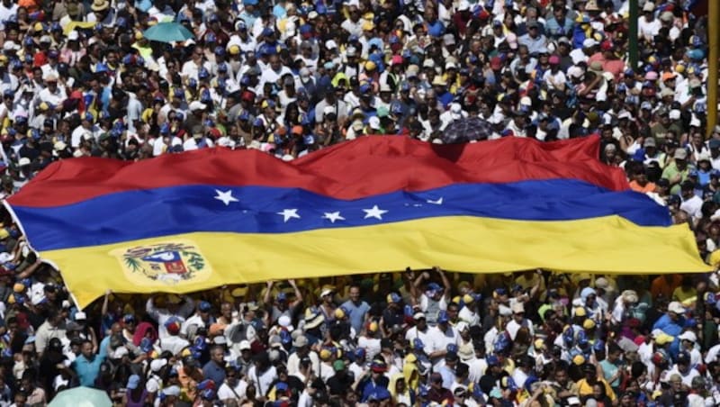 Hunderttausende Demonstranten unterstützten Juan Guaido in den Straßen von Caracas (Bild: AFP)