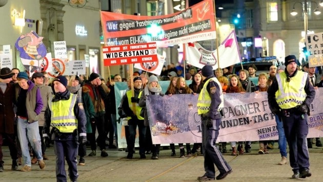 Von Polizisten begleitet zogen die Demonstranten mit ihren Transparenten durch die Linzer Innenstadt (Bild: Horst Einöder)
