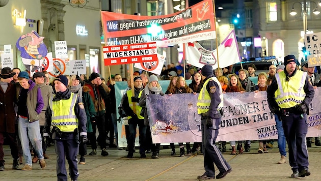 Von Polizisten begleitet zogen die Demonstranten mit ihren Transparenten durch die Linzer Innenstadt (Bild: Horst Einöder)