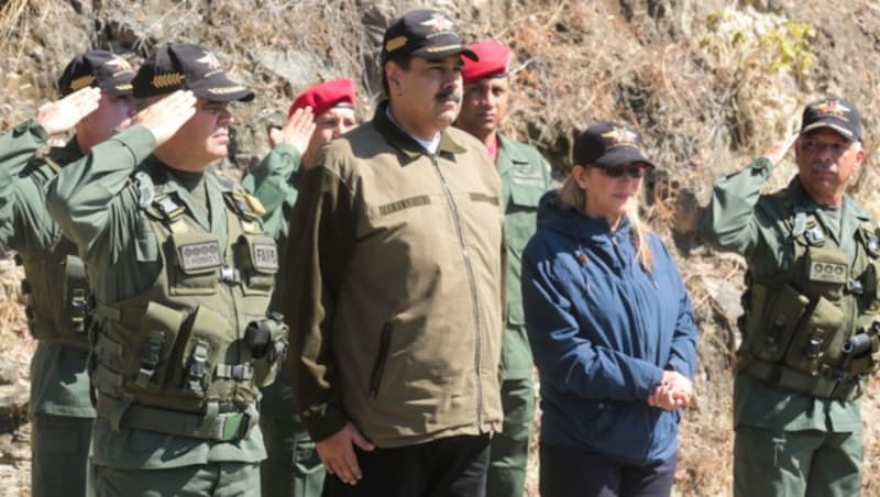 Nicolas Maduro und seine Ehefrau besuchen Soldaten. (Bild: AFP)