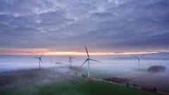 Windräder dürfen künftig nur mehr bei Bedarf beleuchtet werden. (Bild: APA/dpa/Julian Stratenschulte)