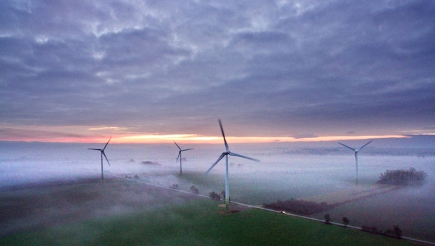 In future, wind turbines may only be illuminated when necessary. (Bild: APA/dpa/Julian Stratenschulte)
