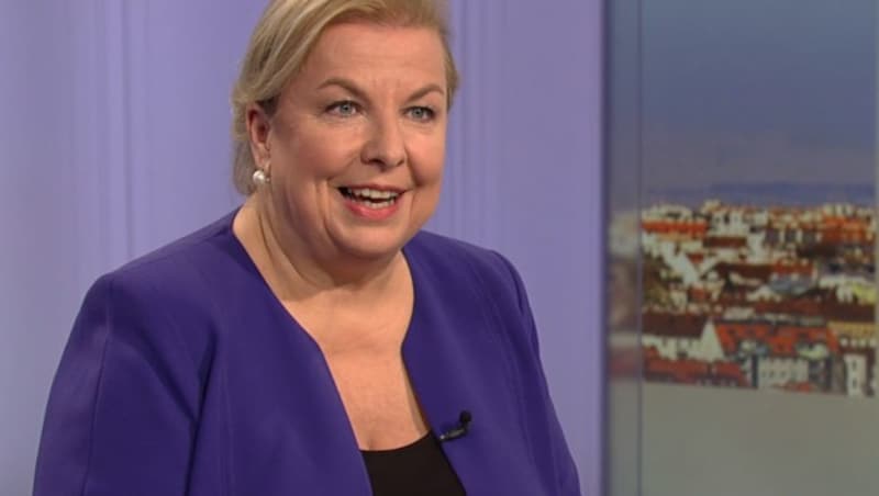 Sozialministerin Beate Hartinger-Klein (FPÖ) will die E-Card künftig sicherer machen. (Bild: tvthek.orf.at)