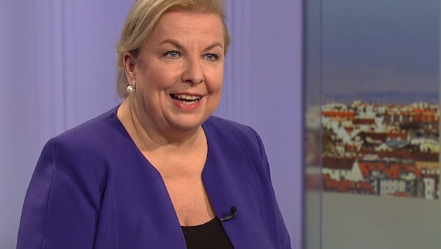 Sozialministerin Beate Hartinger-Klein (FPÖ) will die E-Card künftig sicherer machen. (Bild: tvthek.orf.at)
