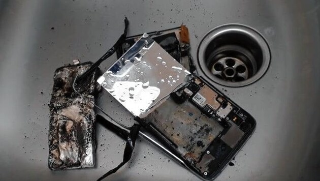 Die Überreste des explodierten Handys. (Bild: FF Abtenau)