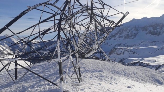 Auf dem Radstädter Tauern knickte ein Strommast unter der Schneelast. (Bild: IG Erdkabel)
