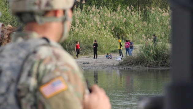 Ein US-Soldat am Grenzfluss Rio Grande in Laredo, Texas (Bild: AFP)