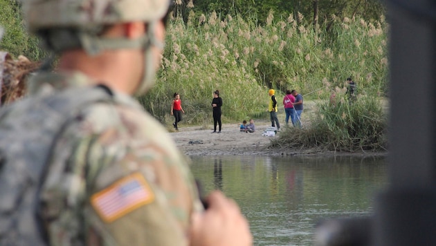 Ein US-Soldat am Grenzfluss Rio Grande in Laredo, Texas (Bild: AFP)