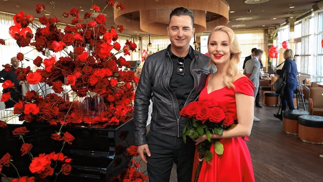 Andreas Gabalier und Silvia Schneider bei der Präsentation von Schneiders Valentine‘s Collection in der Sky Bar (Bild: Starpix/ Alexander TUMA)