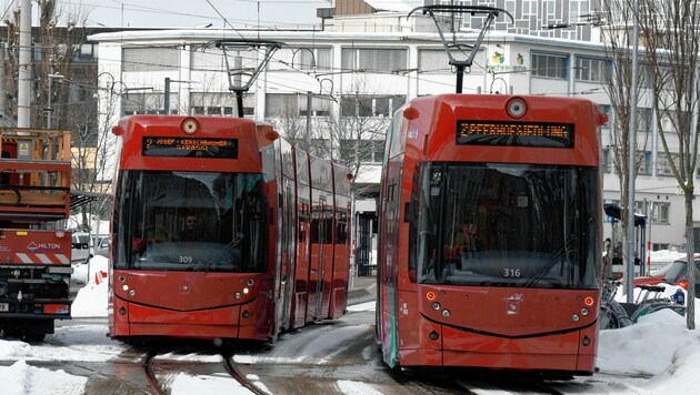 Die neue Innsbrucker Tram fährt wie eine Ausflugsbahn (Bild: Andreas Fischer)