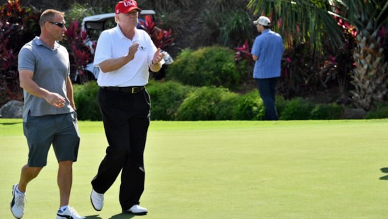 Trump am Golfplatz (Bild: APA/AFP/NICHOLAS KAMM)