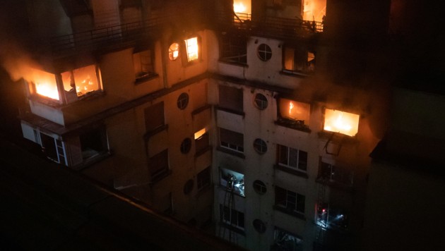Tote bei Großbrand in Wohnhaus: Bewohnerin in Haft